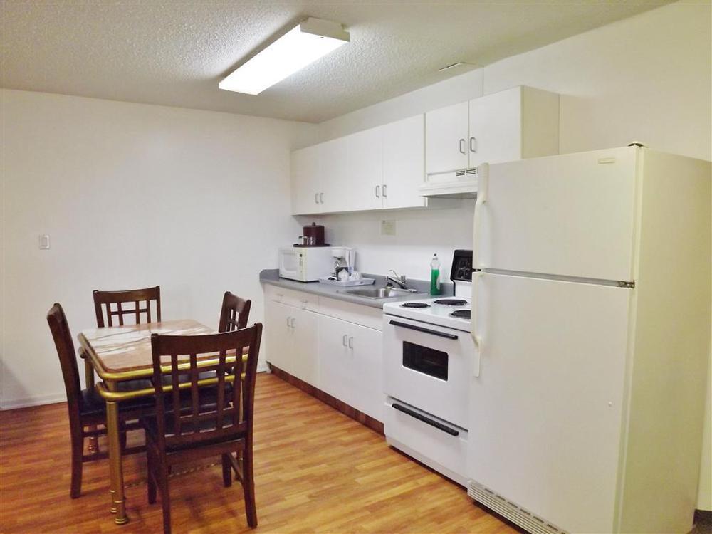 Canadas Best Value Inn Whitecourt Oda fotoğraf