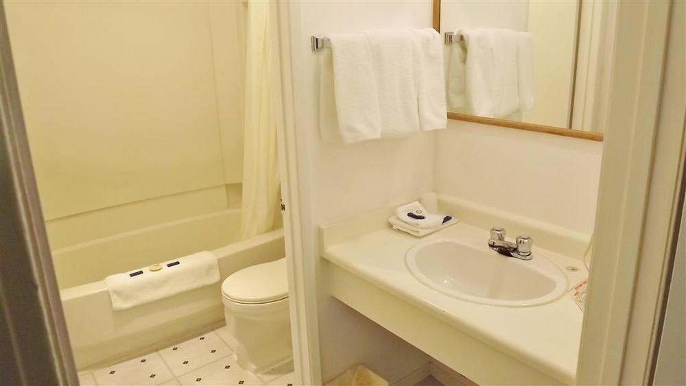 Canadas Best Value Inn Whitecourt Oda fotoğraf