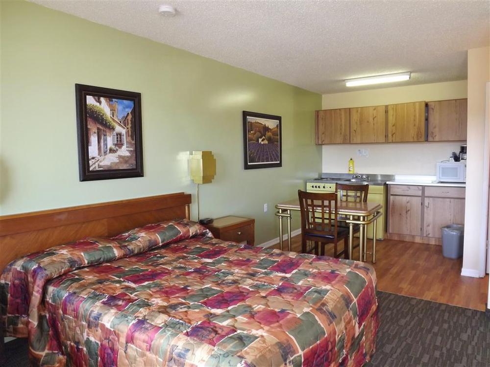 Canadas Best Value Inn Whitecourt Oda fotoğraf